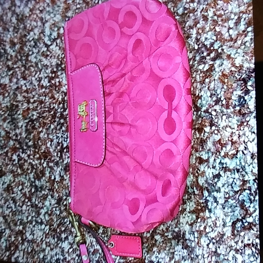 VGUC. Coach signature C pink satin wristlet.